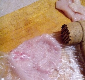 1. Этап. Куриная грудка в яйце: Аккуратненько отбейте каждый кусочек молоточком. Чтобы нежное мясо не разорвалось, лучше это делать в пищевой пленке. Если же таковой под рукой не оказалось, воспользуйтесь обыкновенным полиэтиленовым пакетом.