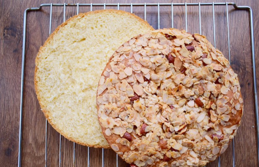 1. Этап. Медовый торт Пчелиный укус: Свежеиспеченный медовый пирог остудите сначала в форме, а затем на решетке. Разрежьте на два коржа.