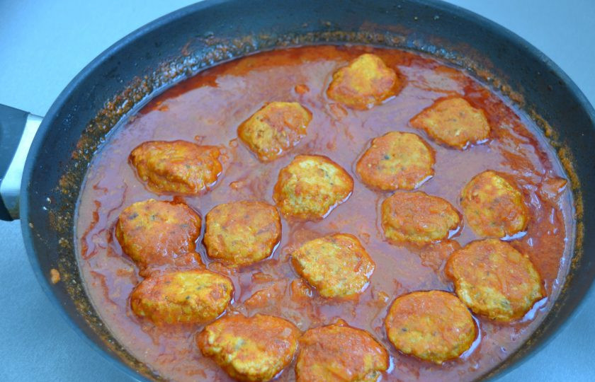 1. Этап. Куриные тефтели без риса: Тушите тефтели до полной готовности, примерно 30 минут.