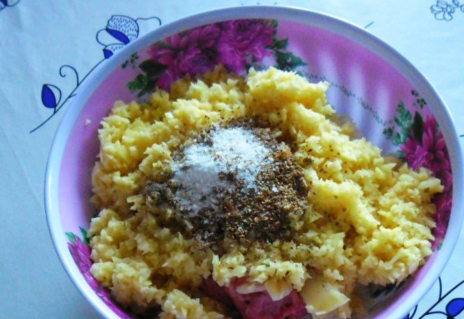 1. Этап. Самса на кефире: Измельчите в блендере лук и картофель, смешайте их с фаршем, добавьте соль и специи по вкусу. Хорошо перемешайте.