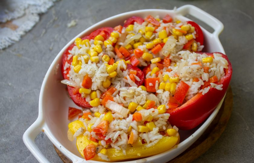 1. Этап. Перец фаршированный рисом и сыром: Наполните перцы подготовленной начинкой.