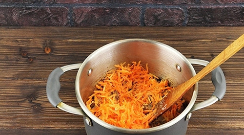 1. Этап. Шорпо: К мясу добавьте морковь и специи. Перемешайте и жарьте пару минут.