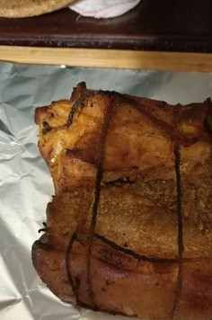 1. Этап. Грудинка запеченная в духовке: Достаем грудинку из духовки. Грудинка должна остыть. Оборачиваем мясо фольгой и отправляем в холодильник на 8-10 часов.