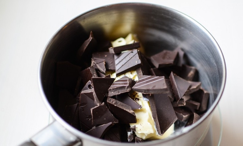 1. Этап. Французский шоколадный торт: В небольшой кастрюльке смешиваем шоколад и сливочное масло. Ставим на медленный огонь и растапливаем. Смотрите, чтобы не пригорело! Когда растопится, отставляем.