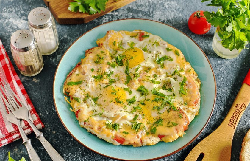 1. Этап. Яичница с бужениной: Переложите яичницу на тарелку, посыпьте рубленой зеленью и подавайте к столу. Приятного аппетита!