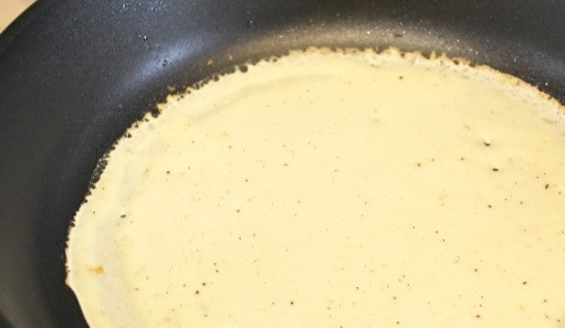 1. Этап. Блины с корицей: Смазываем сковороду маслом, хорошо разогреваем на огне, чуть больше среднего. Наливаем небольшую порцию теста и распределяем ее тонким слоем. Жарим блины с обеих сторон до золотистого цвета.