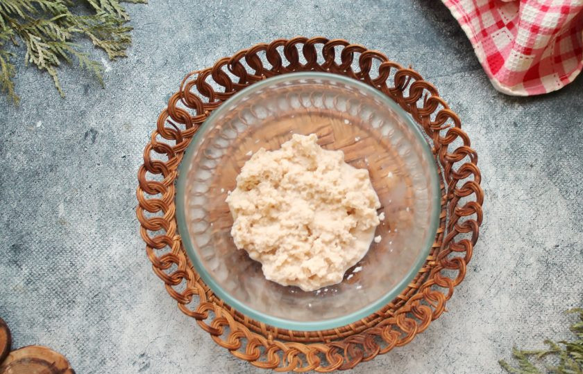 1. Этап. Котлеты из глухаря: У булки отрежьте корки, поломайте мякоть на кусочки и замочите в молоке. Оставьте все на 10 минут.