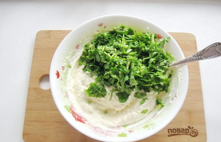 1. Этап. Творожная запеканка со шпинатом: Шпинат помойте, нарежьте и выложите в миску с творожной массой.