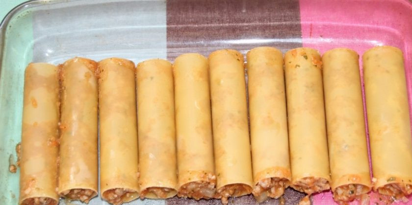 1. Этап. Каннеллони с фаршем под сыром: 2. Выкладываем трубочки каннелони на противень, наполнив каждую нашей начинкой.