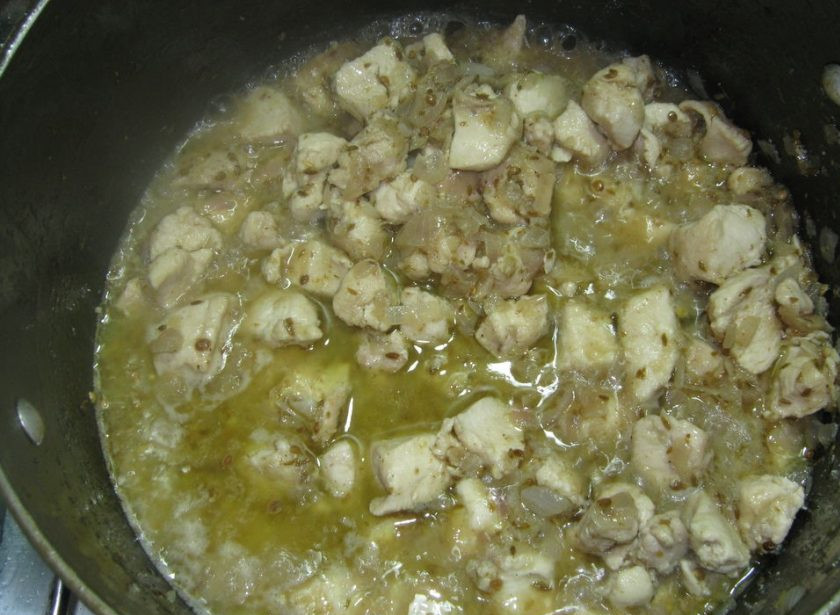 1. Этап. Курица, тушенная в кефире: 5. Вливаю стакан воды, добавляю все специи и варю на слабом огне 15 минут.