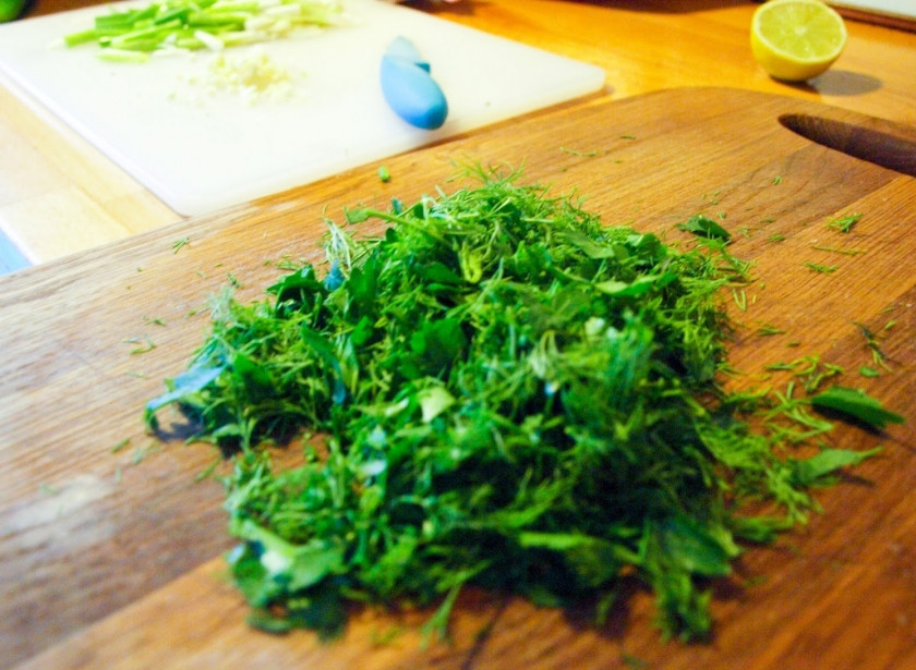 1. Этап. Омлет с зеленью: 2. Зелень необходимо вымыть, хорошо просушить и измельчить (если используется сушеная зелень, то ее можно добавить или к яйцам, или в раскаленное масло). Часть нарезанной зелени можно оставить для украшения перед подачей.