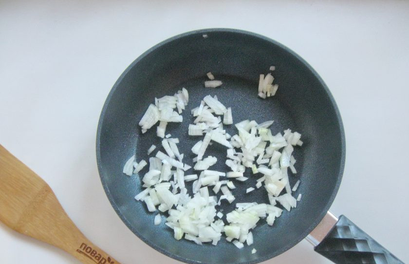 1. Этап. Ризотто с креветками и грибами: В сковороде растопите сливочное масло и налейте растительное. Выложите мелко нарезанный лук.