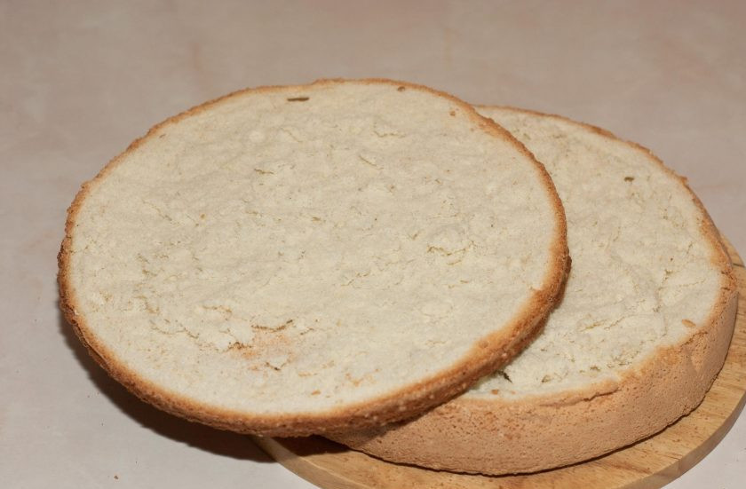 1. Этап. Торт с кремом из сливок: Бисквит разрежьте на 3 равных коржа.