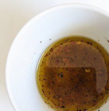 1. Этап. Салат с моцареллой, манго и руколой: Смешать 1-2 ст. л сока лимона, соль, перец и чили с оливковым маслом. Попробуйте на вкус, соус должен быть немного солёный и пряный.