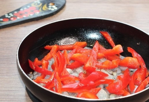 1. Этап. Картофельный рулет с консервированным тунцом: 6. Добавляем сладкий перец и тушим минут 5 или до готовности перца.