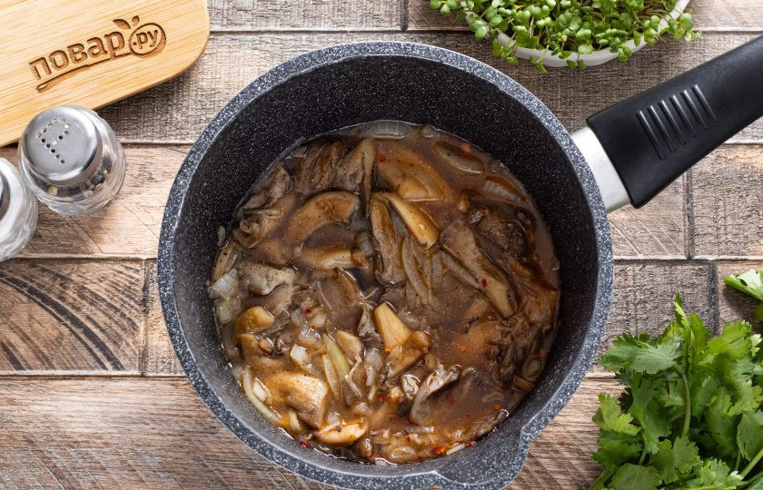 1. Этап. Чакапули из грибов: После влейте вино и воду. Доведите до кипения. Убавьте температуру и тушите все вместе около 12-15 минут под крышкой.