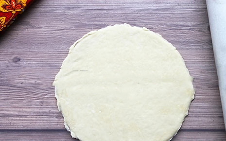 1. Этап. Пресный хлеб с Кавказа: Тесто перемешиваем до однородности. Даем ему постоять полчаса. После делим на части и раскатываем лепешки под размер сковороды (толщиной в пару миллиметров).