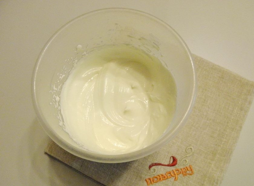 1. Этап. Сметанник шоколадный: 6. Для крема понадобится более густая сметана, чем для коржа. Взбейте сметану с загустителем сметаны или сливок, добавьте сахарную пудру и доведите крем до гладкого, однородного состояния. Загуститель позволит крему держать форму после остывания.