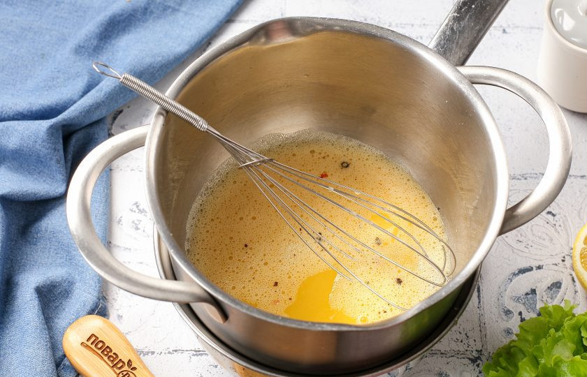 1. Этап. Голландский соус: Прогрейте смесь, постоянно помешивая, добавьте молотый перец и как только масса начнёт густеть, тонкой струйкой начинайте вливать масло. Тщательно перемешивайте, чтобы желток не прилипал ко дну и не оставался на краях.