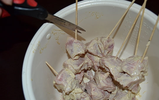 1. Этап. Шашлык из телятины в мультиварке: 3. Так нанизываем все остальные кусочки и отрезаем ножницами кончики шпажек так, чтобы они легли в чашу мультиварки. Если для вас не принципиально есть мясо с таких деревянных шампуров, то мясо можно просто сложить кусочками и в мультиварку.