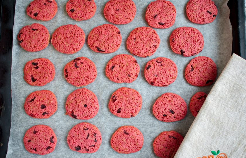 1. Этап. Свекольное печенье: Поставьте запекаться в разогретую духовку на 12-14 минут при 175 градусах. Не передержите в духовке, печенье потеряет цвет и пересушится.