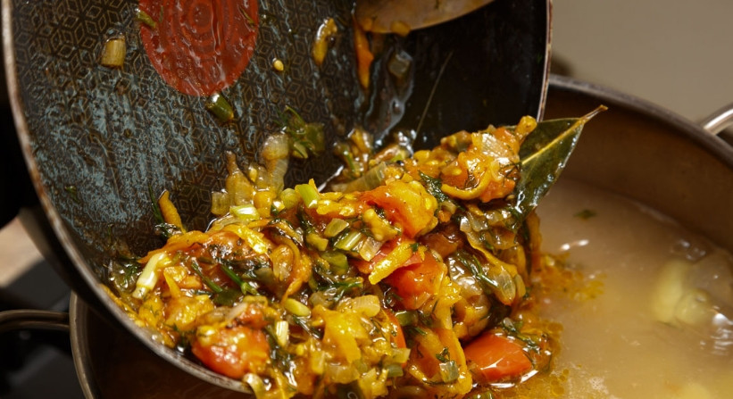 1. Этап. Суп с фасолью и щавелем: 3. И вот теперь, когда картошка и фасоль уже готовы, всыпаем нашу смесь со сковороды. Опять же накрываем крышкой и доводим до кипения бульон.