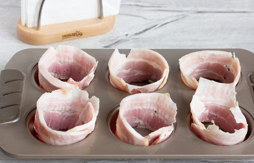 1. Этап. Мясные кексы с перепелиными яйцами: В форму для кексов в виде кольца выложите бекон.