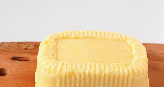 1. Этап. Плавленый сыр: 5. Возьмите формы и выложите в них смесь творога. Оставьте для остывания. По прошествии одного часа выложите холодный сыр из формы. Плавленый сыр готов. Приятного аппетита.