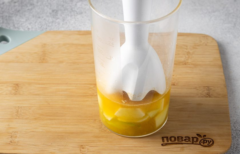 1. Этап. Жиросжигающий коктейль с ананасом: Переложите все ингредиенты в стакан для блендера и измельчите до однородности. При необходимости, если смузи будет слишком густым, долейте воды и еще раз взбейте коктейль.