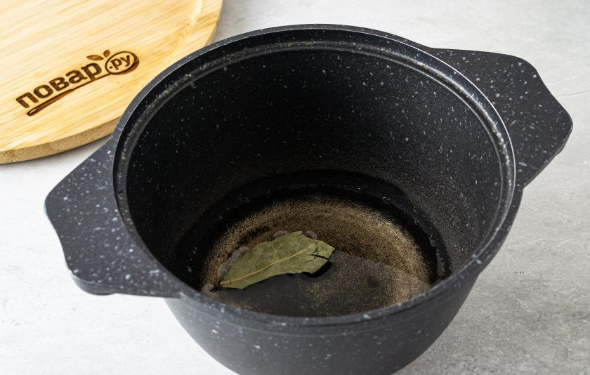 1. Этап. Клюквенный соус с вином: В кастрюлю с толстым дном налейте вино. Добавьте гвоздику, лавровый лист и перец горошком. Доведите до кипения и на медленном огне проварите 10-12 минут. Затем уберите пряности из кастрюли.