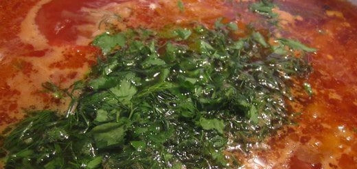 1. Этап. Украинский борщ с пампушками: Отварное мясо отделите от костей, нарежьте и добавьте в бульон. Вымойте и обсушите зелень, удалите черенки. Нарубите ее мелко и бросьте в борщ. Дайте ему покипеть пять минут, после чего выключите огонь.