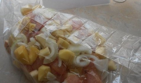 1. Этап. Куриная грудка в рукаве: Все ингредиенты, кроме зелени, уложите в рукав. Добавьте соль, специи и перемешайте.