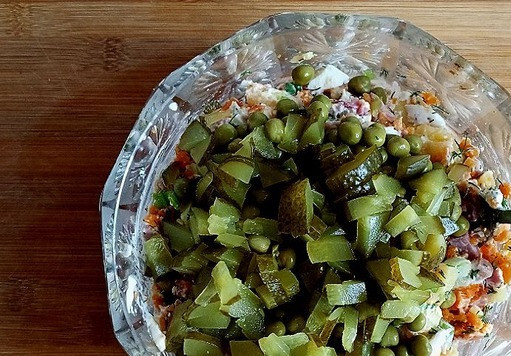 1. Этап. Оливье по-новому: Время подачи подошло. Выкладываем горошек и огурец порезанный, перемешиваем и солим по вкусу. Я не солила. Мне соли в салате достаточно.