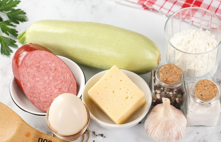 1. Этап. Запеканка из кабачков с копчёной колбасой и сыром: Подготовьте все ингредиенты.