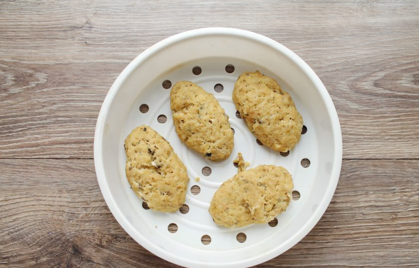 1. Этап. Котлеты из судака на пару: Установите чашу с котлетами в пароварку, установите программу 