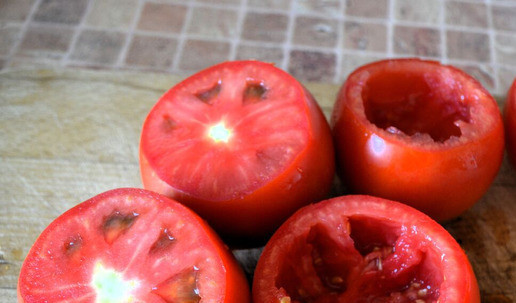 1. Этап. Фаршированные помидоры: У 5 крупных толстокожих помидоров срезать крышечку, ложкой аккуратно вынуть мякоть. Сок, выделяющийся из помидоров, не выливать.