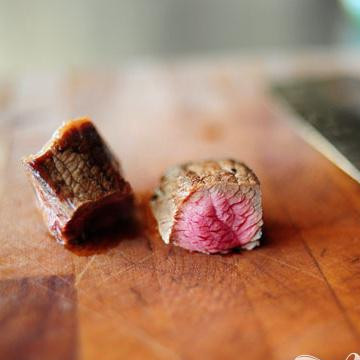 1. Этап. Тушеная говядина с пивом и паприкой: Порежьте поджаренное мясо, но не мелко.