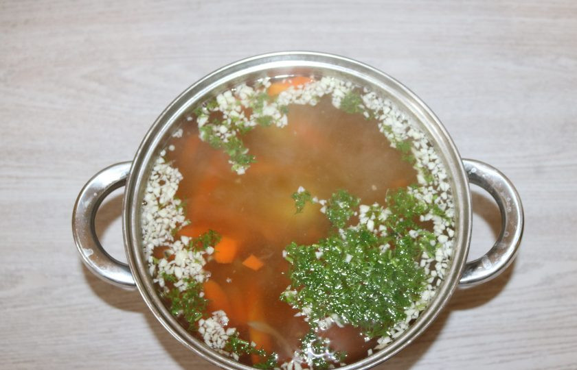 1. Этап. Суп Лывжа: Добавьте укроп, чабрец, чеснок и острый перец. Варите 10-15 минут.