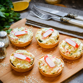 Тарталетки с авокадо и крабовыми палочками