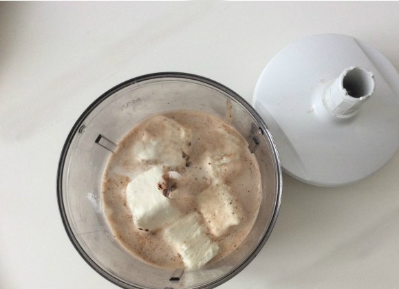 1. Этап. Молочный коктейль с шоколадом: После того как смесь остынет, добавляем мороженое, оставшееся молоко и тщательно взбиваем с помощью блендера. Масса должна получиться пышной.