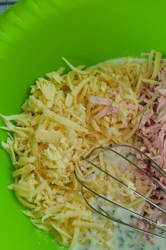 1. Этап. Ветчинно-сырные палочки: В кефирно - яичную смесь вводим колбасу, сыр и соду. Тщательно перемешиваем.