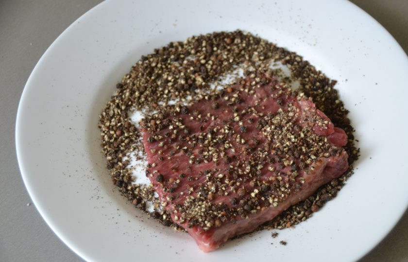 1. Этап. Пеппер-стейк: Обваляйте стейки с обеих сторон в черном молотом перце.