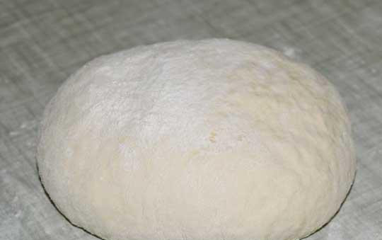 1. Этап. Вегетарианские вак беляши: Скатать тесто в шар, постоянно присыпая мукой.