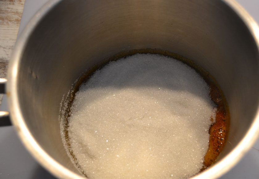 1. Этап. Капкейки с соленой карамелью: Сахар должен начать плавиться и менять цвет.