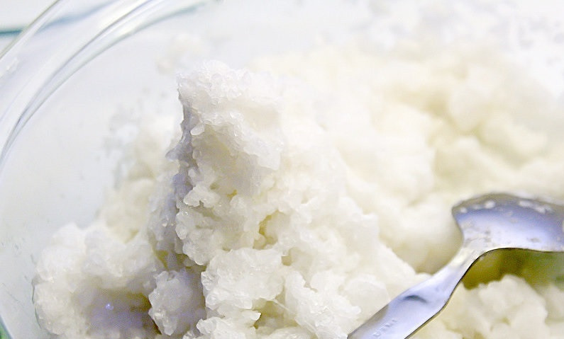 1. Этап. Сибас в соли: 3. Тщательно перемешиваю содержимое миски, при необходимости добавляю еще воду, чтобы масса была плотной.