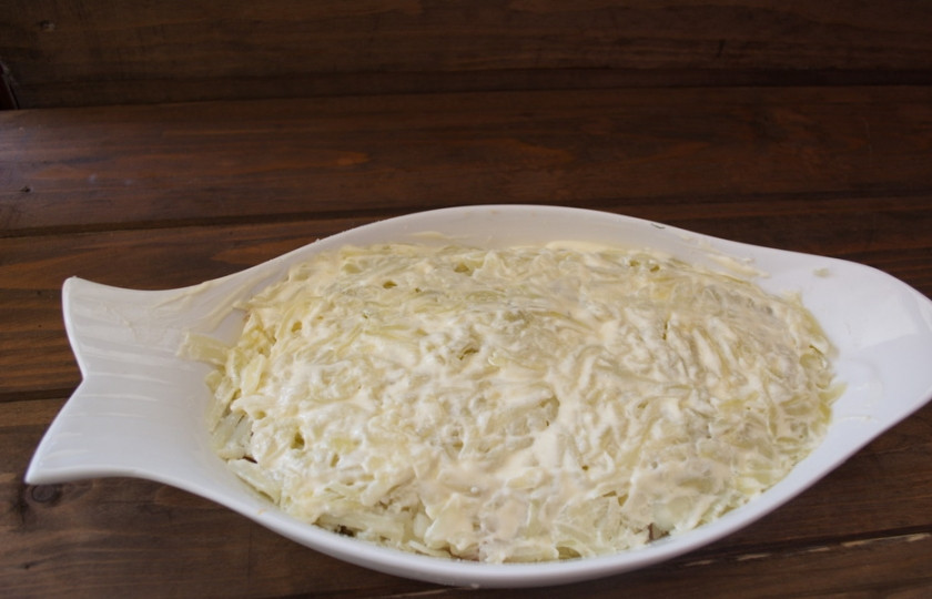1. Этап. Селедка под шубой классический рецепт: Картофель отварить в мундире и очистить. Натереть на терке и выложить следующим слоем на селедку.