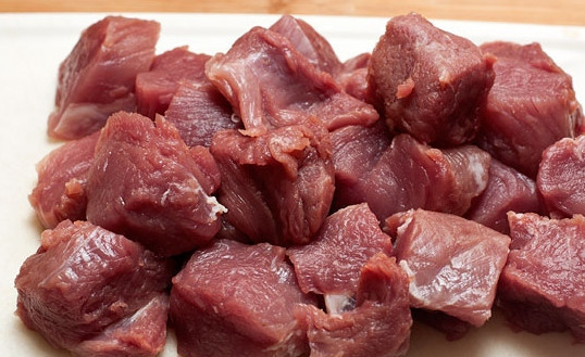 1. Этап. Шашлык из свинины в вине: Свинину порезать на кусочки.