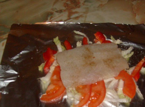 1. Этап. Пангасиус в фольге с овощами: В форму для запекания кладем фольгу, выкладываем сначала овощи, сверху — соленую и перченую рыбку (еще добавляю рыбную приправу).