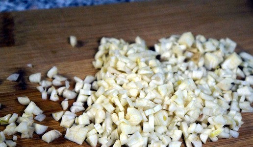 1. Этап. Зимний овощной суп с говядиной: Мелко порезать чеснок.