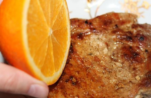 1. Этап. Стейк в домашних условиях: Готовые, еще горячие стейки поливаем соком апельсина. На один стейк уйдет примерно пол-ложки сока.